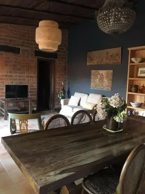 Una televisión o centro de entretenimiento en Casa rural en el campo LAS DALIAS