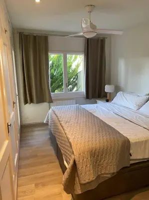 Cama o camas de una habitación en 2 Story, 5 Bedroom, 3 Bath Flat, Steps from the Beach & Cliff Walk