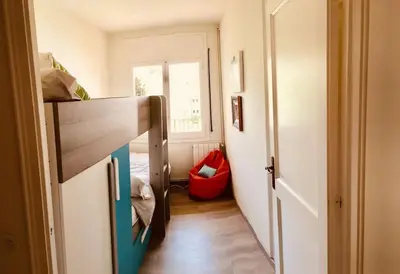 Cama o camas de una habitación en 2 Story, 5 Bedroom, 3 Bath Flat, Steps from the Beach & Cliff Walk