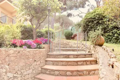 Jardín al aire libre en 2 Story, 5 Bedroom, 3 Bath Flat, Steps from the Beach & Cliff Walk