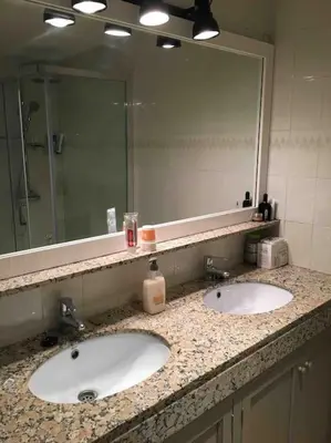 Un baño de 2 Story, 5 Bedroom, 3 Bath Flat, Steps from the Beach & Cliff Walk