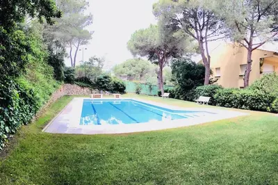 Piscina en o cerca de 2 Story, 5 Bedroom, 3 Bath Flat, Steps from the Beach & Cliff Walk