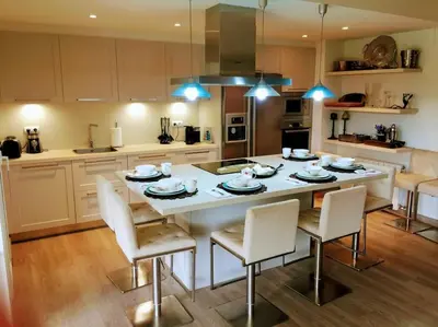 Una cocina o zona de cocina en 2 Story, 5 Bedroom, 3 Bath Flat, Steps from the Beach & Cliff Walk