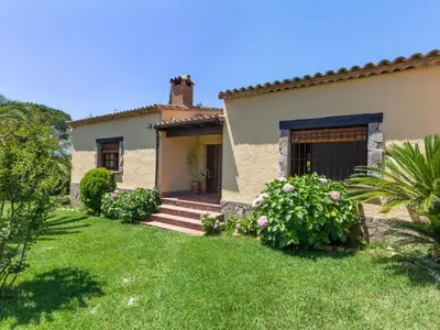 Jardín al aire libre en Holiday Home Belloc II by Interhome