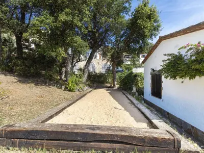 Jardín al aire libre en Holiday Home Nimes by Interhome