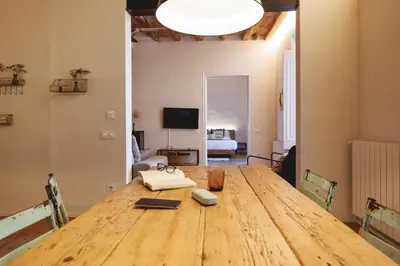 Una televisión o centro de entretenimiento en Bravissimo Carrer Nou, Cosy 2-bedroom apartment