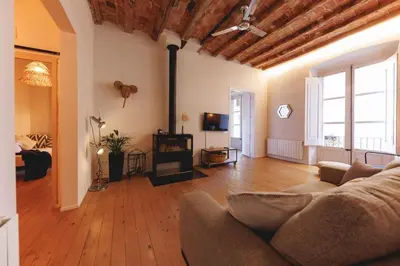 Una televisión o centro de entretenimiento en Bravissimo Carrer Nou, Cosy 2-bedroom apartment