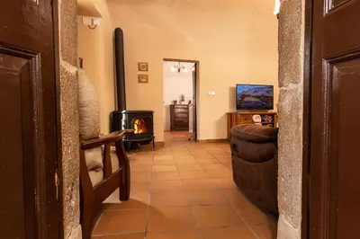 Una televisión o centro de entretenimiento en Casa Rural en Rupià con piscina