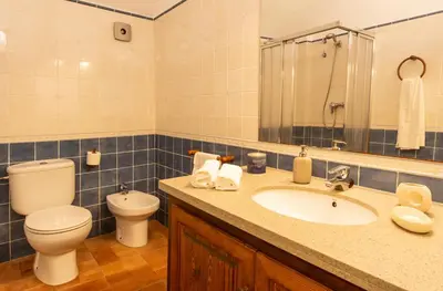 Un baño de Casa Rural en Rupià con piscina