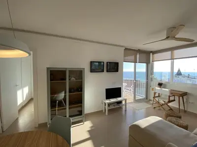 Una televisión o centro de entretenimiento en Montaber Apartments - Sant Pol de Mar