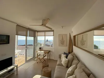 Una televisión o centro de entretenimiento en Montaber Apartments - Sant Pol de Mar
