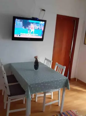 Una televisión o centro de entretenimiento en Pisito bonito y funcional en Pineda De Mar