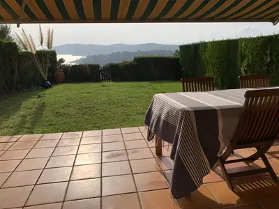 Vista general de una montaña o vista desde la casa o chalet