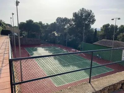 Instalaciones para jugar a tenis o squash en Magnifique Villa avec vue mer 8 personnes o alrededores