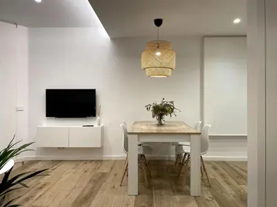 Una televisión o centro de entretenimiento en Apartamento nuevo céntrico frente al mar en Palamós