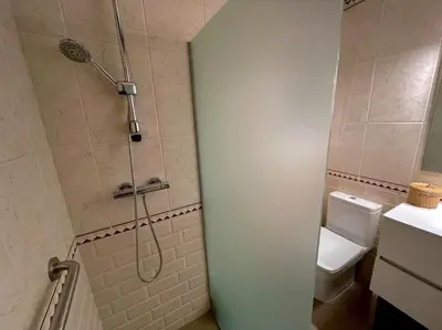 Un baño de Can Jaume. Casa céntrica y cerca de la naturaleza.
