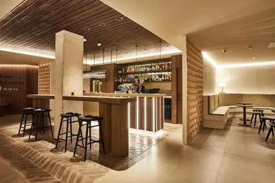 El salón o zona de bar de Silken Platja d'Aro