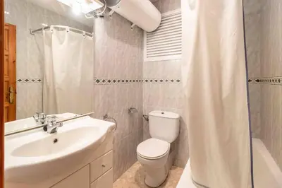 Un baño de Isard 4 bis Apartamento junto a la playa