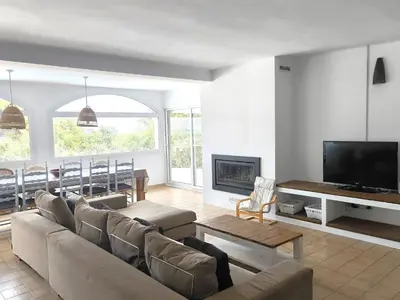 Una televisión o centro de entretenimiento en Casa con Piscina y preciosas vistas en Mas Tomasi 710