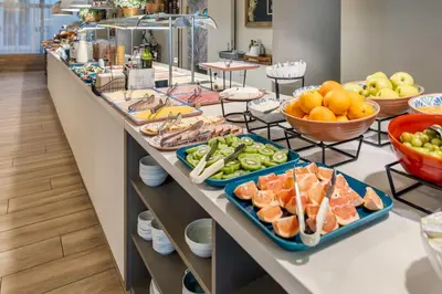 Comida en o cerca de este hotel