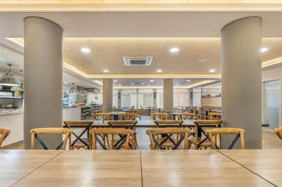 Un restaurante o sitio para comer en Hotel Metropol
