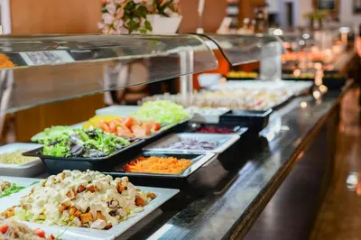 Comida en o cerca de este hotel