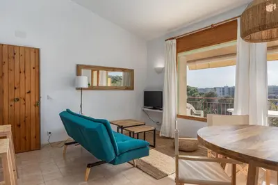 Una televisión o centro de entretenimiento en Apartamentos CASA MAREA La Fosca parking y piscina