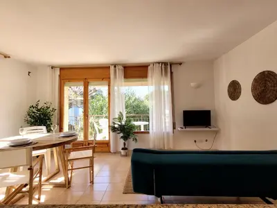 Una televisión o centro de entretenimiento en Apartamentos CASA MAREA La Fosca parking y piscina
