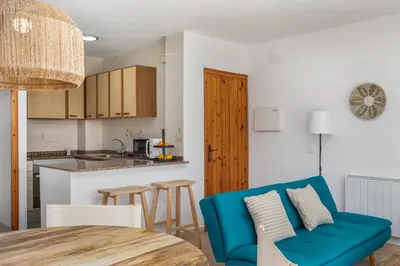 Una cocina o zona de cocina en Apartamentos CASA MAREA La Fosca parking y piscina