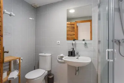 Un baño de Apartamentos CASA MAREA La Fosca parking y piscina