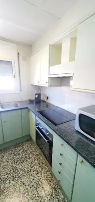 Una cocina o zona de cocina en Apartamento acogedor cerca de la playa y puerto.