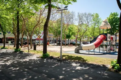Zona de juegos infantil en Apartamento con piscina en S'agaró