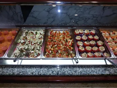 Comida en o cerca de este hotel