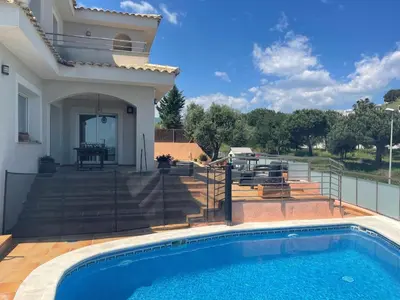 Piscina en o cerca de Villa Farell just in front of the sea