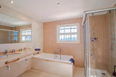 Un baño de Club Villamar - Corona