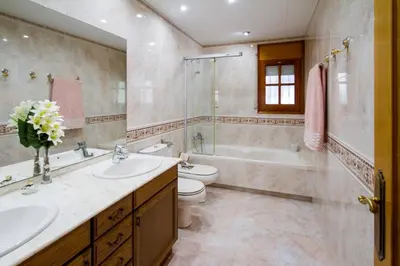 Un baño de Club Villamar - La Gamba
