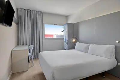 Cama o camas de una habitación en B&B HOTEL Girona 2