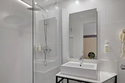 Un baño de B&B HOTEL Girona 2