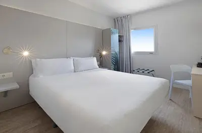 Cama o camas de una habitación en B&B HOTEL Girona 2