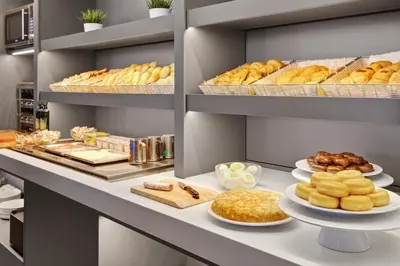 Comida en o cerca de este hotel