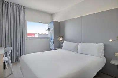 Cama o camas de una habitación en B&B HOTEL Girona 2