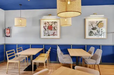 Un restaurante o sitio para comer en B&B HOTEL Girona 2
