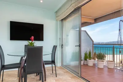 Una televisión o centro de entretenimiento en Apartamento primera línea de mar Palamós