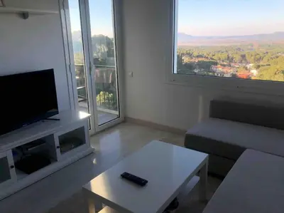 Una televisión o centro de entretenimiento en NUEVO. Reformado con vistas panorámicas y piscina