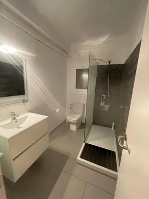 Un baño de NUEVO. Reformado con vistas panorámicas y piscina