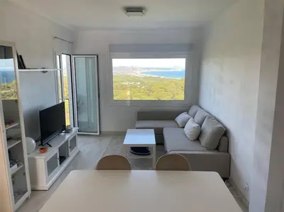 Una televisión o centro de entretenimiento en NUEVO. Reformado con vistas panorámicas y piscina