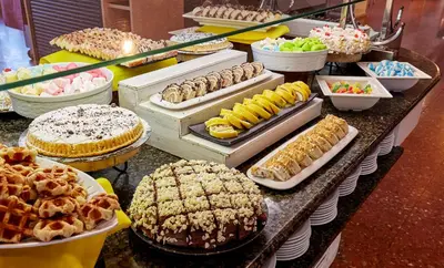 Comida en o cerca de este hotel