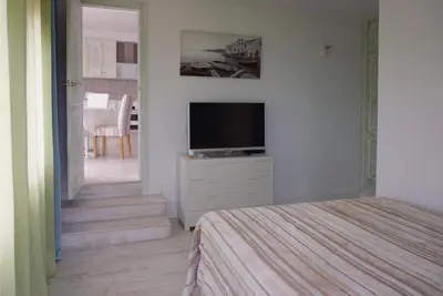 Una televisión o centro de entretenimiento en Apartment Platja de Aro with sea view