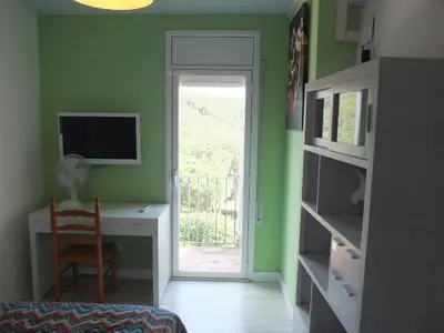 Una televisión o centro de entretenimiento en Apartment Platja de Aro with sea view