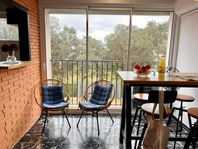 Un balcón o terraza de Apartament per parelles reformat amb piscina